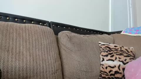 Snapshot of buffybarloe chatting on 02/08/25, 07:38 Buffy online show from 02/08/25, 07:38