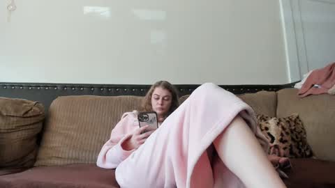 Snapshot of buffybarloe chatting on 02/17/25, 06:15 Buffy online show from 02/17/25, 06:15