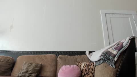 Snapshot of buffybarloe chatting on 02/22/25, 05:46 Buffy online show from 02/22/25, 05:46