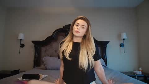 Snapshot of buitifulblonde chatting on 03/25/26, 05:19 buitifulblonde online show from 03/25/26, 05:19