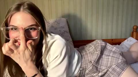 Snapshot of bumblebliss chatting on 04/27/26, 02:04 Mary online show from 04/27/26, 02:04
