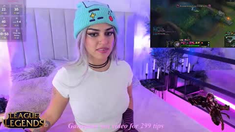 Snapshot of bunnypeachyy chatting on 09/15/25, 03:56   online show from 09/15/25, 03:56