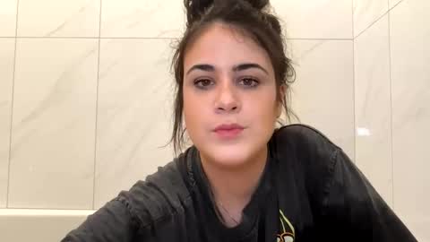 Snapshot of bunnyqueen96 chatting on 12/19/25, 04:41 Cassie online show from 12/19/25, 04:41