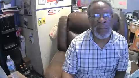 Snapshot of bushhunter23 chatting on 12/04/25, 04:05 bushhunter23 online show from 12/04/25, 04:05