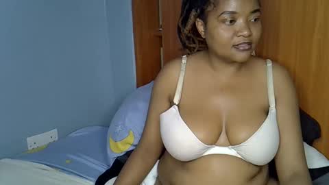 Snapshot of busty_kenzi chatting on 06/01/26, 03:25 busty kenzi online show from 06/01/26, 03:25