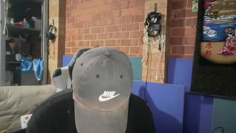 Snapshot of buzzzzzzz01 chatting on 12/14/25, 08:41 buzzzzzzz01 online show from 12/14/25, 08:41