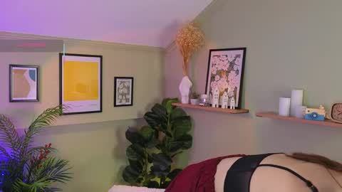 Kira online show from 04/12/26, 07:46