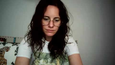 Snapshot of caitie__citrine chatting on 12/26/24, 10:31 Caitie Citrine online show from 12/26/24, 10:31