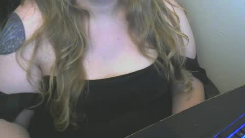 Snapshot of calcavorix chatting on 06/11/26, 01:05 Calie online show from 06/11/26, 01:05