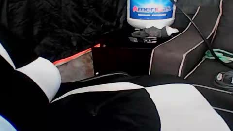 Snapshot of calisguitar chatting on 12/02/24, 08:22 Calisguitar online show from 12/02/24, 08:22