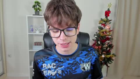 Snapshot of calvin_loves_you chatting on 12/14/24, 07:14 Hey I am Calvin  online show from 12/14/24, 07:14