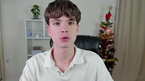 Snapshot of calvin_loves_you chatting on 12/15/24, 07:10 Hey I am Calvin  online show from 12/15/24, 07:10