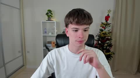Snapshot of calvin_loves_you chatting on 12/18/24, 07:08 Hey I am Calvin  online show from 12/18/24, 07:08