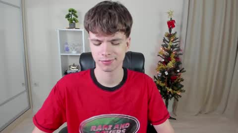 Snapshot of calvin_loves_you chatting on 12/20/24, 07:17 Hey I am Calvin  online show from 12/20/24, 07:17