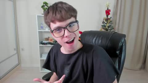 Snapshot of calvin_loves_you chatting on 12/22/24, 07:10 Hey I am Calvin  online show from 12/22/24, 07:10