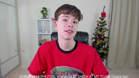 Snapshot of calvin_loves_you chatting on 12/25/24, 07:02 Hey I am Calvin  online show from 12/25/24, 07:02