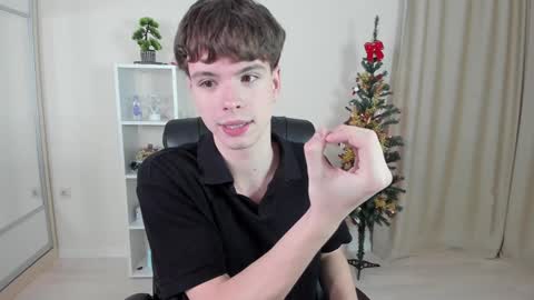 Snapshot of calvin_loves_you chatting on 01/05/25, 07:07 Hey I am Calvin  online show from 01/05/25, 07:07