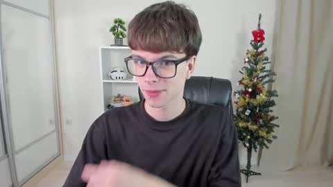 Snapshot of calvin_loves_you chatting on 01/07/25, 07:17 Hey I am Calvin  online show from 01/07/25, 07:17