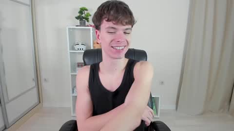 Snapshot of calvin_loves_you chatting on 01/08/25, 07:03 Hey I am Calvin  online show from 01/08/25, 07:03