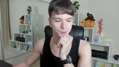 Snapshot of calvin_loves_you chatting on 01/11/25, 07:05 Hey I am Calvin  online show from 01/11/25, 07:05