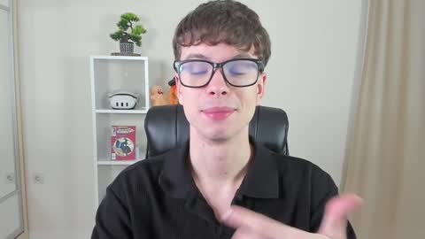 Snapshot of calvin_loves_you chatting on 01/24/25, 07:07 Hey I am Calvin  online show from 01/24/25, 07:07