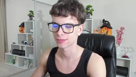 Snapshot of calvin_loves_you chatting on 01/26/25, 07:09 Hey I am Calvin  online show from 01/26/25, 07:09