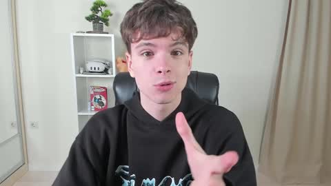 Snapshot of calvin_loves_you chatting on 02/07/25, 07:06 Hey I am Calvin  online show from 02/07/25, 07:06