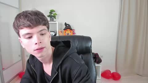 Snapshot of calvin_loves_you chatting on 02/16/25, 07:05 Hey I am Calvin  online show from 02/16/25, 07:05