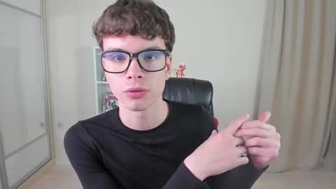 Snapshot of calvin_loves_you chatting on 02/18/25, 07:09 Hey I am Calvin  online show from 02/18/25, 07:09