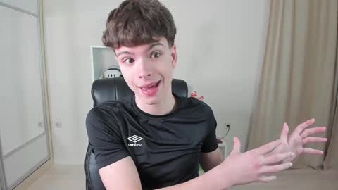Snapshot of calvin_loves_you chatting on 02/22/25, 07:14 Hey I am Calvin  online show from 02/22/25, 07:14