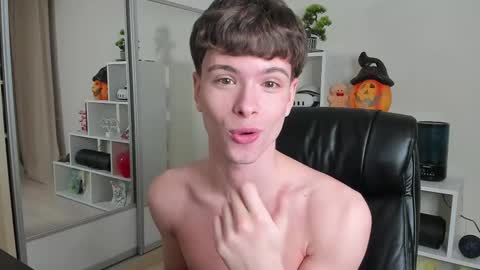 Snapshot of calvin_loves_you chatting on 02/23/25, 10:09 Hey I am Calvin  online show from 02/23/25, 10:09