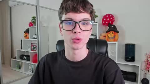 Snapshot of calvin_loves_you chatting on 03/11/25, 07:14 Hey I am Calvin  online show from 03/11/25, 07:14