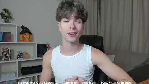 Snapshot of calvin_loves_you chatting on 09/13/25, 09:14 Hey I am Calvin  online show from 09/13/25, 09:14