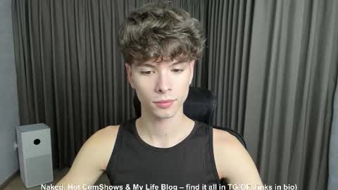 Snapshot of calvin_loves_you chatting on 10/17/25, 11:02 Hey I am Calvin  online show from 10/17/25, 11:02