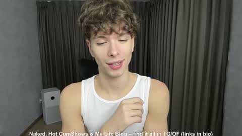 Snapshot of calvin_loves_you chatting on 10/21/25, 02:18 Hey I am Calvin  online show from 10/21/25, 02:18