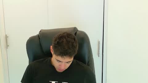 Snapshot of camara110 chatting on 11/24/25, 02:11 camara110 online show from 11/24/25, 02:11