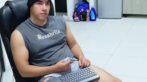 Snapshot of camara110 chatting on 03/20/26, 02:38 camara110 online show from 03/20/26, 02:38