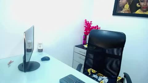 CamiilaReyes online show from 10/10/25, 09:47