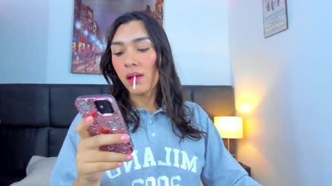 Snapshot of camila_coxx chatting on 01/23/25, 07:22  s online show from 01/23/25, 07:22