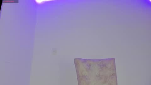 Snapshot of camila_coxx chatting on 02/07/25, 08:33  s online show from 02/07/25, 08:33