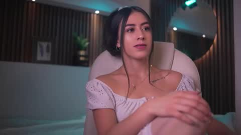 Snapshot of camila_martinez9 chatting on 10/01/25, 11:38 camila_martinez9 online show from 10/01/25, 11:38