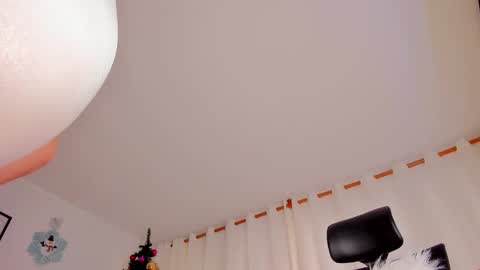 Snapshot of camila_shorty_ chatting on 12/24/24, 09:44 CamilaMendez--- online show from 12/24/24, 09:44