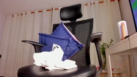 Snapshot of camila_shorty_ chatting on 02/15/25, 02:15 CamilaMendez--- online show from 02/15/25, 02:15