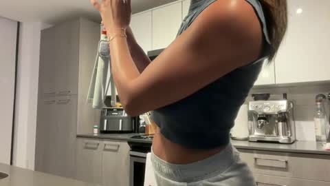 Snapshot of camiliakxoxo chatting on 11/04/25, 01:38 camiliakxoxo online show from 11/04/25, 01:38