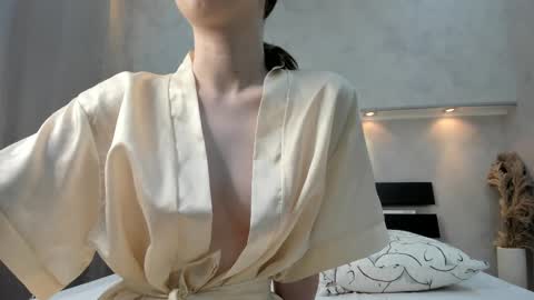 Snapshot of camilla_kelly chatting on 11/06/25, 01:17 Camilla online show from 11/06/25, 01:17