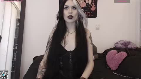 Snapshot of camille_666 chatting on 10/27/25, 08:13 Camille online show from 10/27/25, 08:13