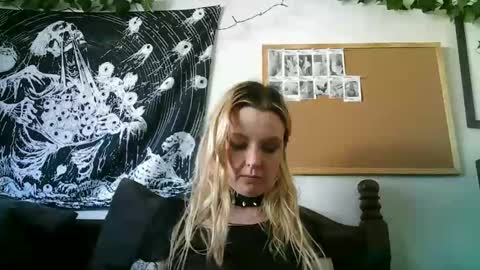 Snapshot of camille_deville chatting on 01/22/25, 12:38 Camille Deville online show from 01/22/25, 12:38