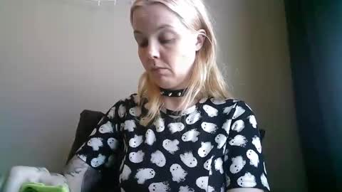 Snapshot of camille_deville chatting on 02/24/25, 03:02 Camille Deville online show from 02/24/25, 03:02