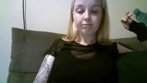 Snapshot of camille_deville chatting on 02/25/25, 07:42 Camille Deville online show from 02/25/25, 07:42