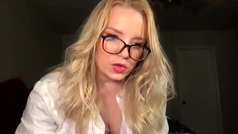 Snapshot of camilleclairexo chatting on 05/15/26, 06:20 camilleclairexo online show from 05/15/26, 06:20
